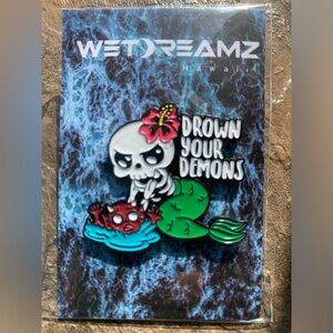 NWT mermaid skull pin